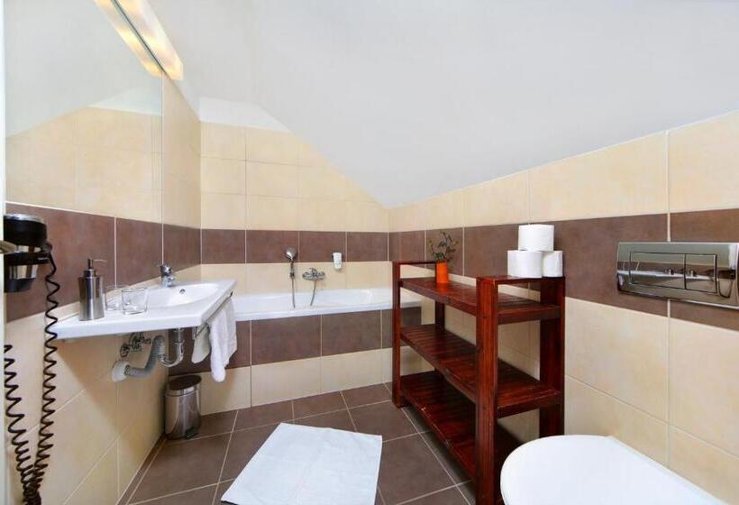 سوییت خانوادگی, Erika