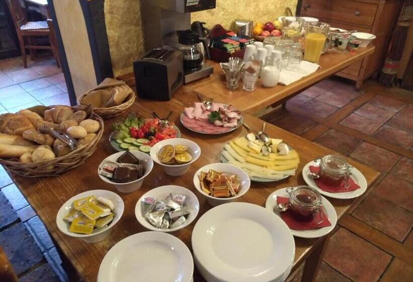 חדר סופריור לשלושה, Erika