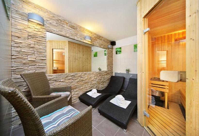 חדר סופריור לשלושה, Erika