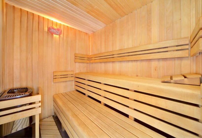 חדר סופריור לשלושה, Erika