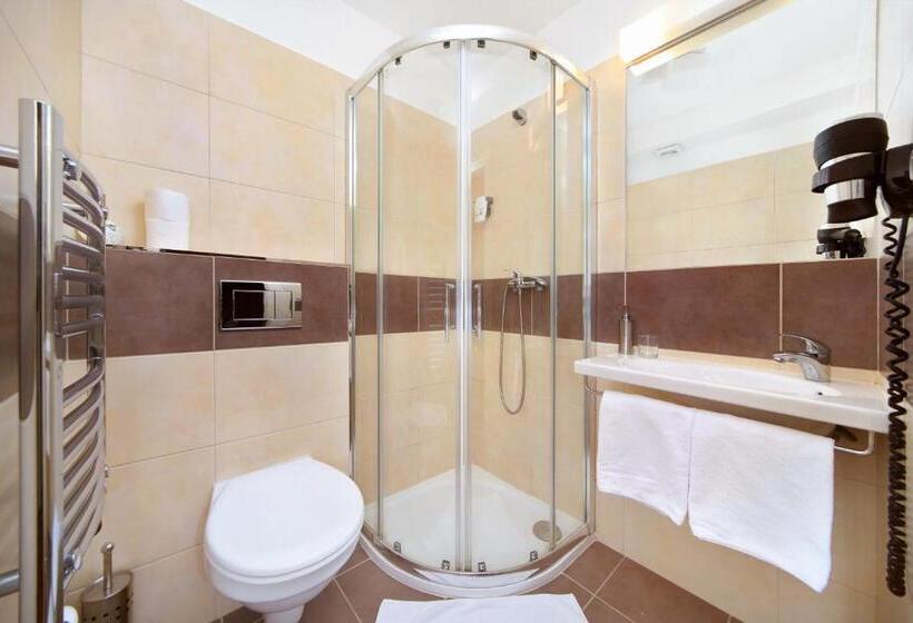 חדר סופריור לשלושה, Erika