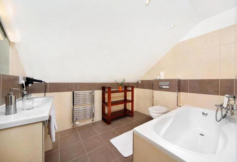 Family Suite, Erika