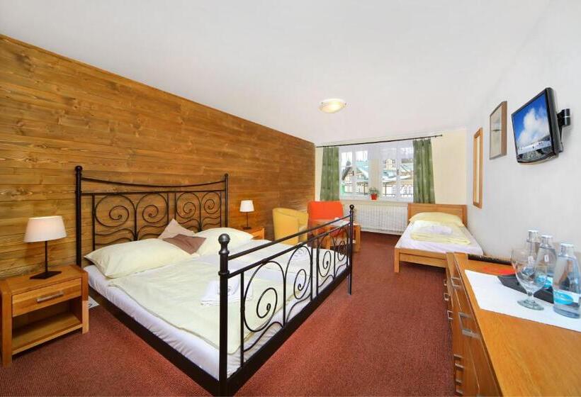 חדר סופריור לשלושה, Erika