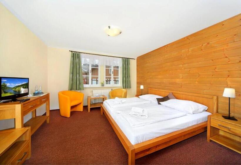 חדר סופריור לשלושה, Erika