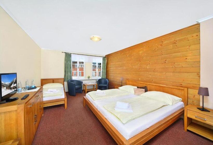 חדר סופריור לשלושה, Erika