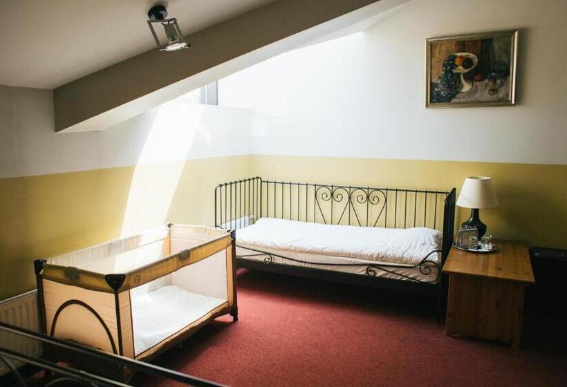 اتاق خانوادگی, Kuldigas Metropole