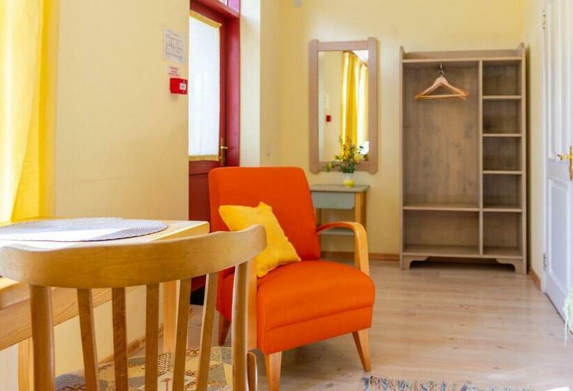 اتاق استاندارد, Raibie Logi