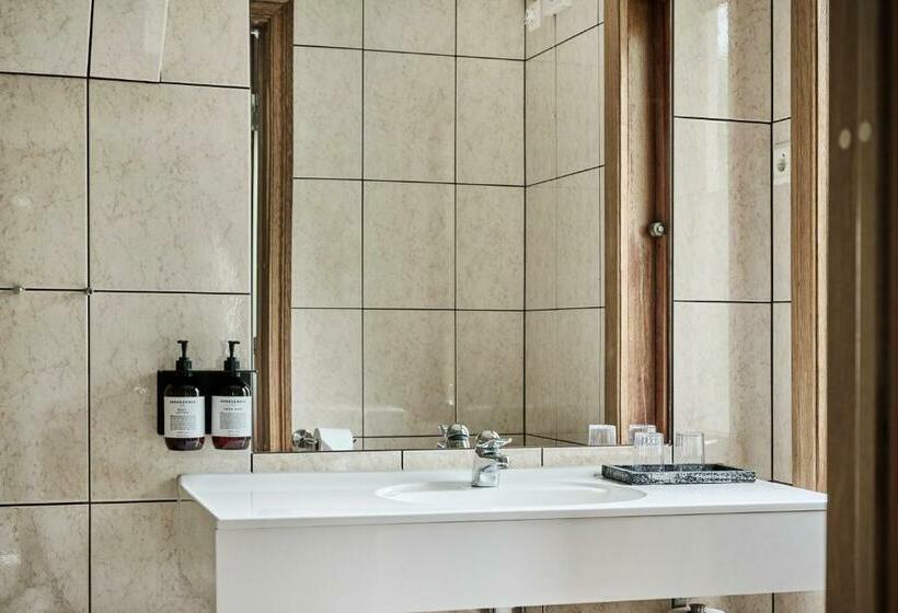 חדר דלוקס, Rederiet