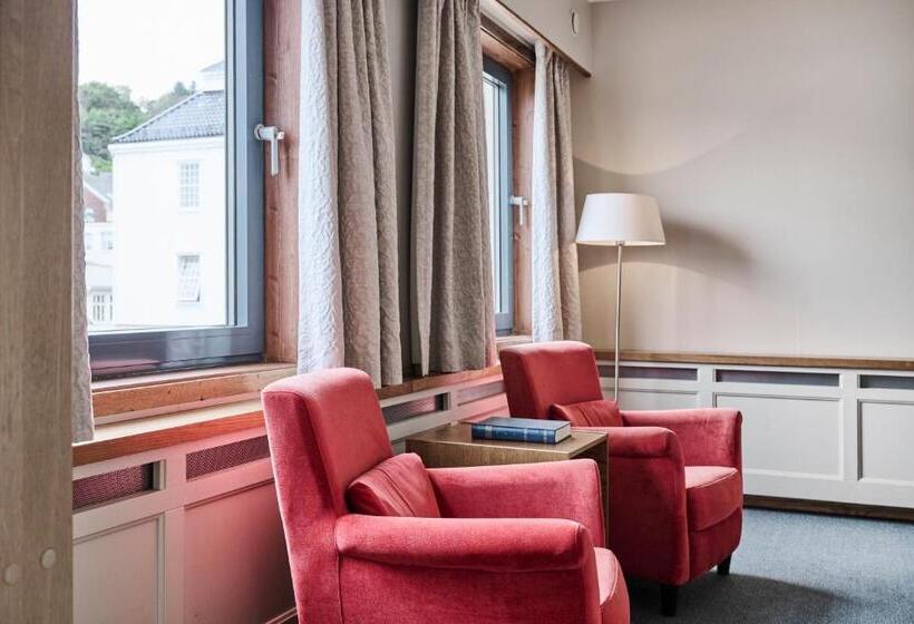 חדר משפחתי, Rederiet