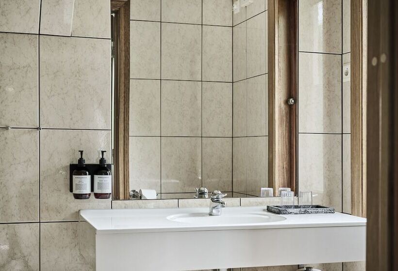 חדר דלוקס, Rederiet