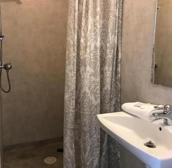 Economy Quadruple Room, Strand City Hotell