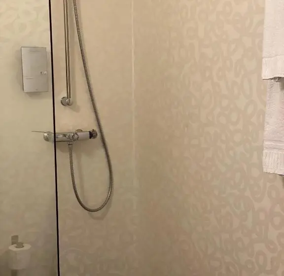 Perhehuone, Strand City Hotell