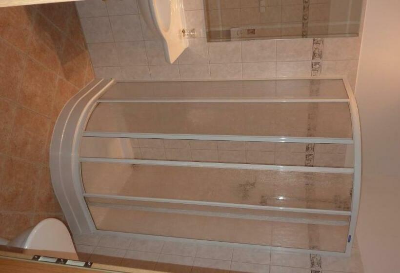 Standard Yhden Hengen Huone, Tht