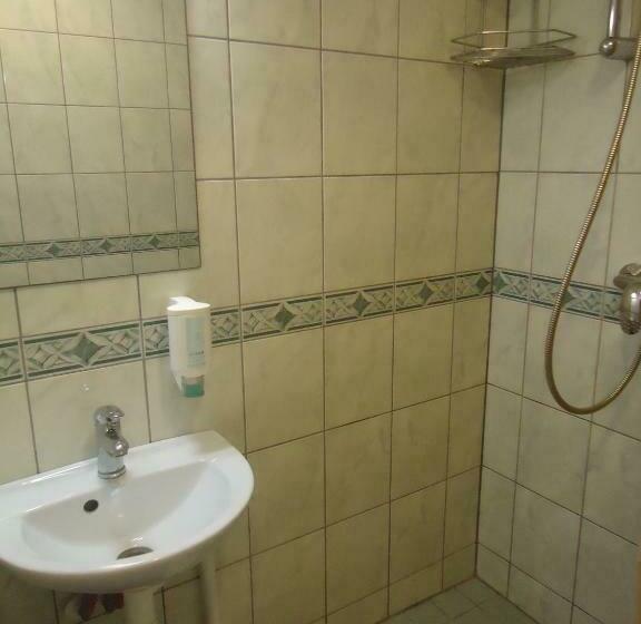 اتاق خانوادگی, L Wironia