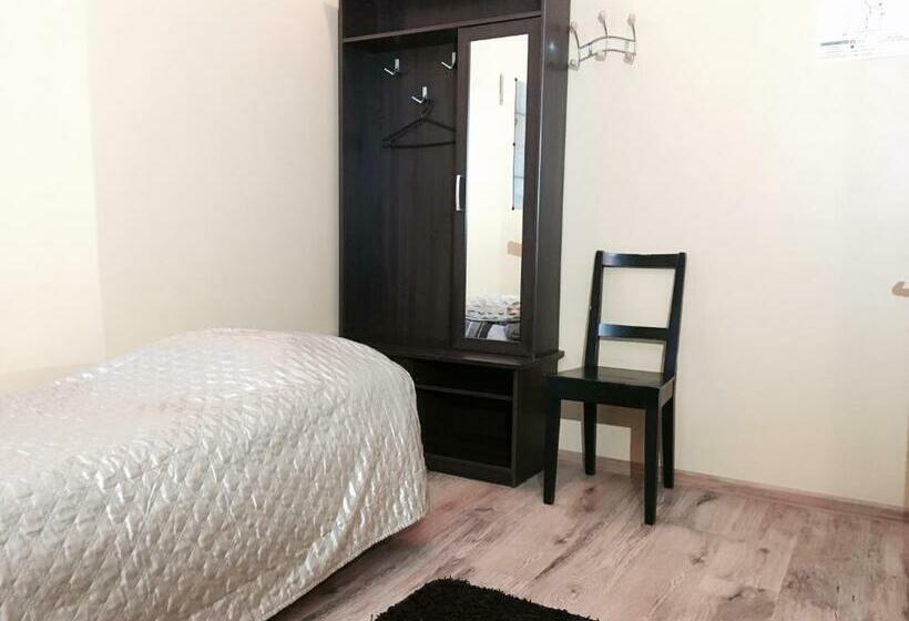 اتاق استاندارد با سرویس بهداشتی مشترک, Maria Hostel