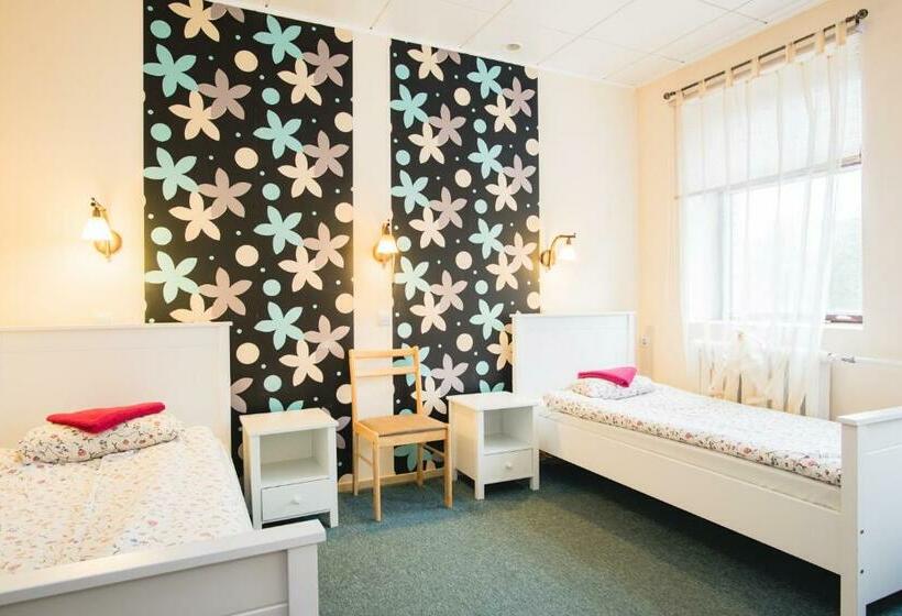 اتاق استاندارد سه تخته با سرویس بهداشتی مشترک, Maria Hostel