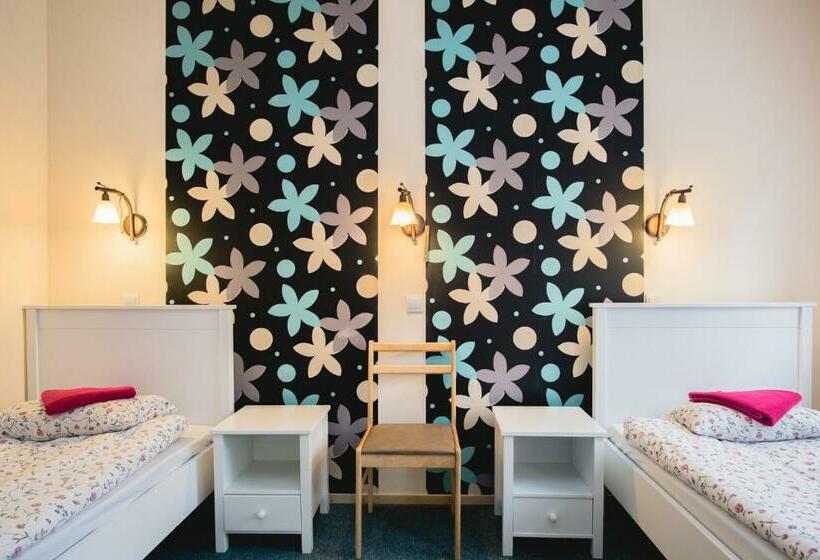 اتاق استاندارد سه تخته با سرویس بهداشتی مشترک, Maria Hostel