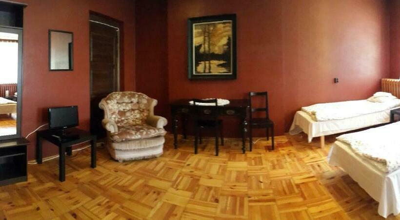 اتاق استاندارد سه تخته با سرویس بهداشتی مشترک, Maria Hostel