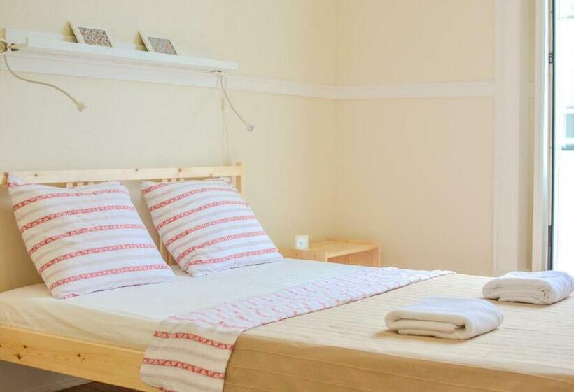 اتاق استاندارد سه تخته با سرویس بهداشتی مشترک, Ambiente Hostel
