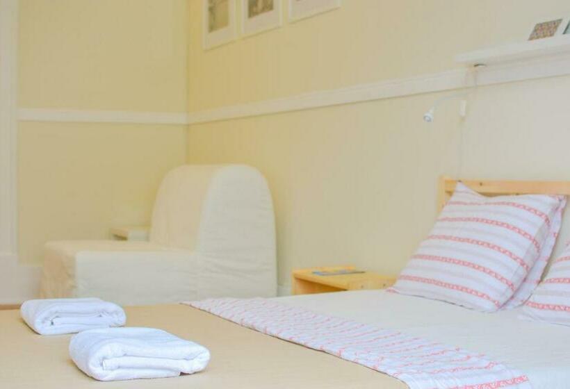 اتاق استاندارد سه تخته با سرویس بهداشتی مشترک, Ambiente Hostel