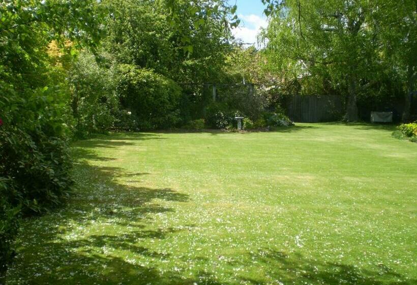 스탠다드 스튜디오, Harrogate Gardens Motel