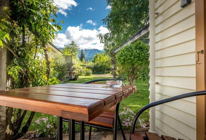 스탠다드 스튜디오, Harrogate Gardens Motel