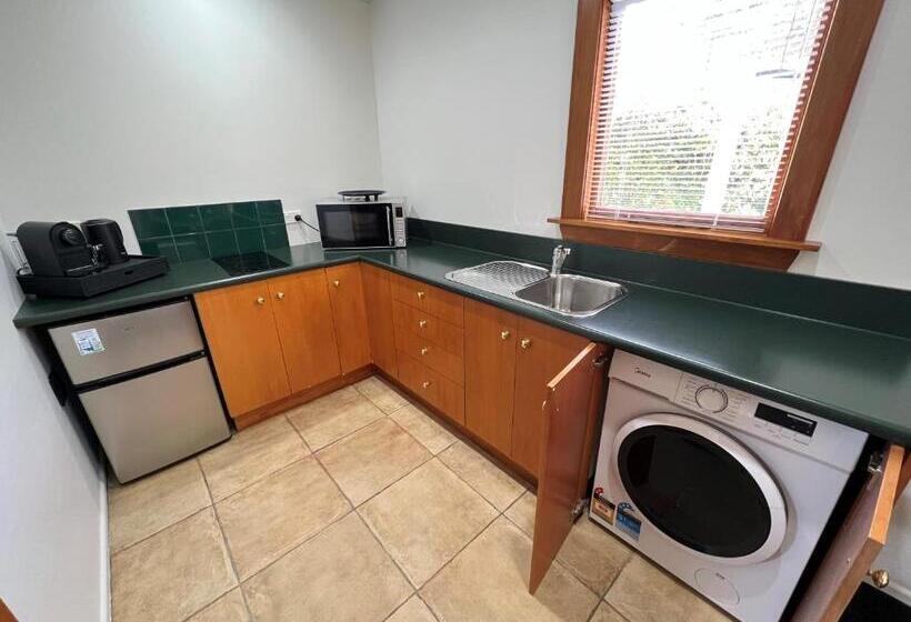 스탠다드 스튜디오, Harrogate Gardens Motel