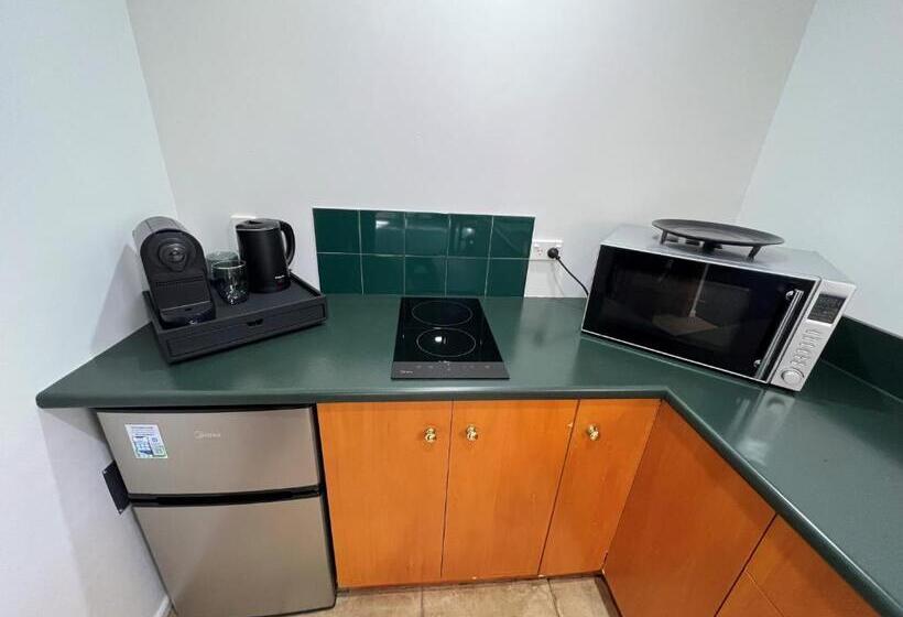 스탠다드 스튜디오, Harrogate Gardens Motel