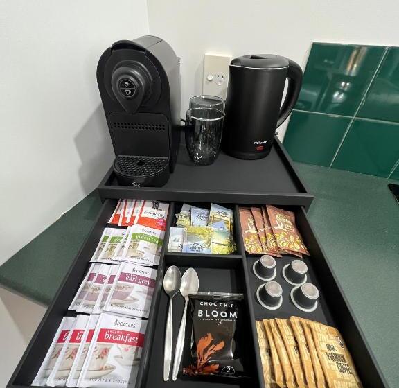 스탠다드 스튜디오, Harrogate Gardens Motel