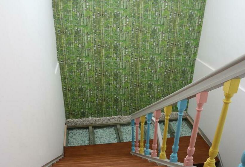 جناح, Meeting Hostel