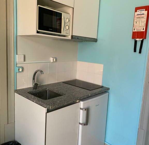 جناح, Meeting Hostel