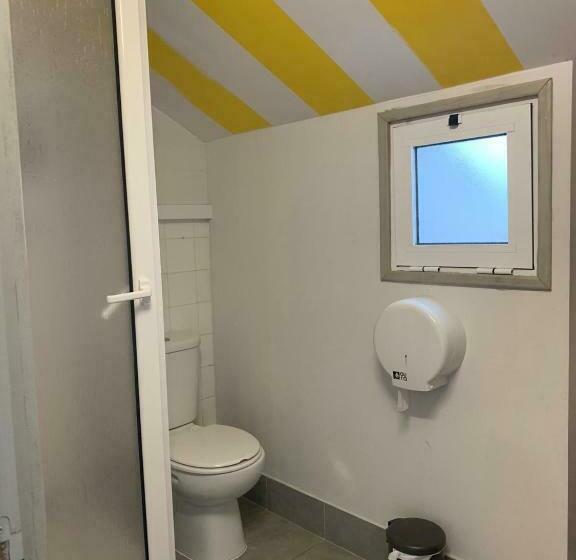 جناح, Meeting Hostel