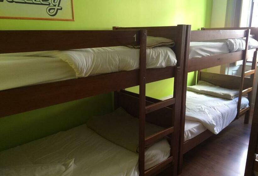 غرفة رباعية اقتصادية مع حمام مشترك, Meeting Hostel