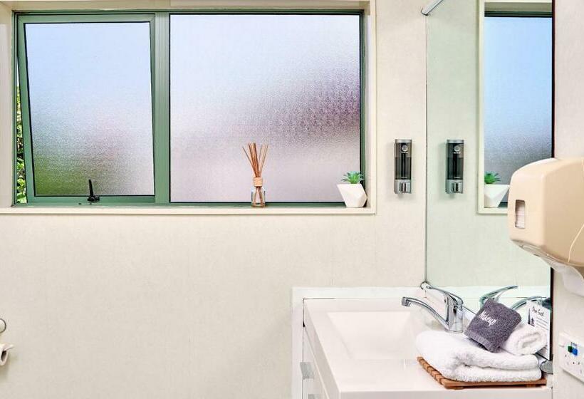 スタンダードスタジオ, Barringtons Motor Lodge