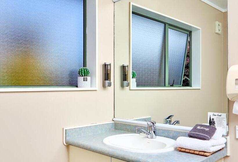 סטודיו דלוקס, Barringtons Motor Lodge