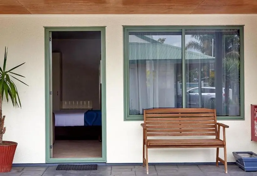 デラックススタジオ, Barringtons Motor Lodge