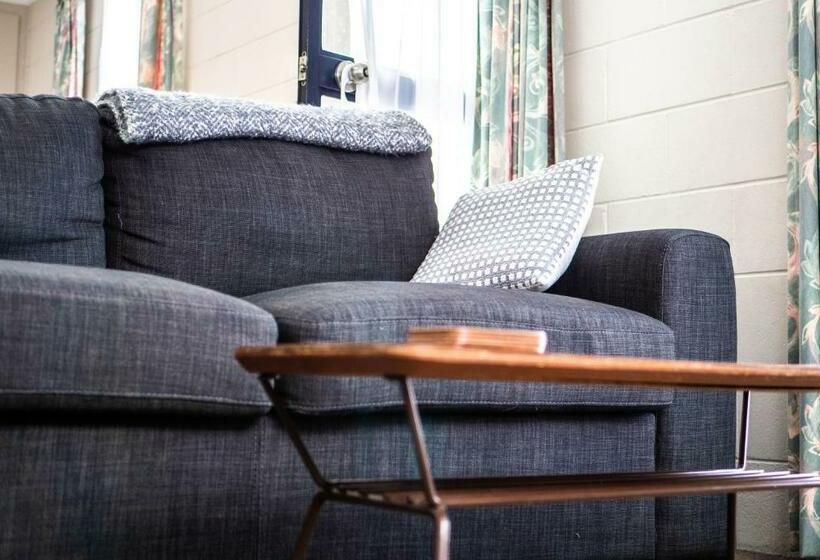 2침실 패밀리 아파트, Clyde Central