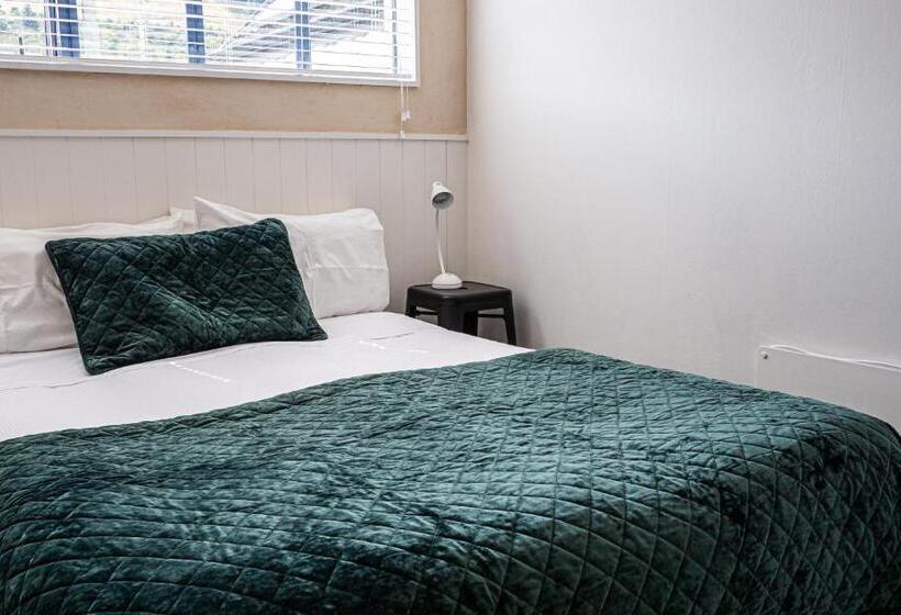 2침실 패밀리 아파트, Clyde Central