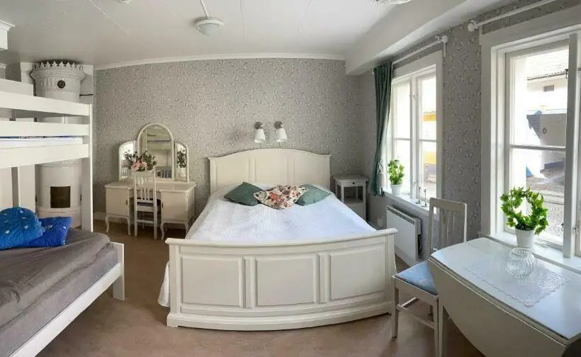 Standard Neljän Hengen Huone Jaettu Kylpyhuone, Stf Hostel Mariestad