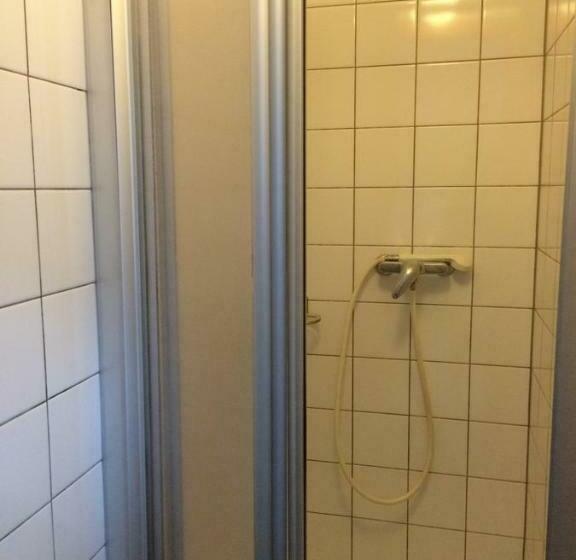 스탠다드 4인용 룸 공용 욕실, Gruppenhaus Rosy   Hostel