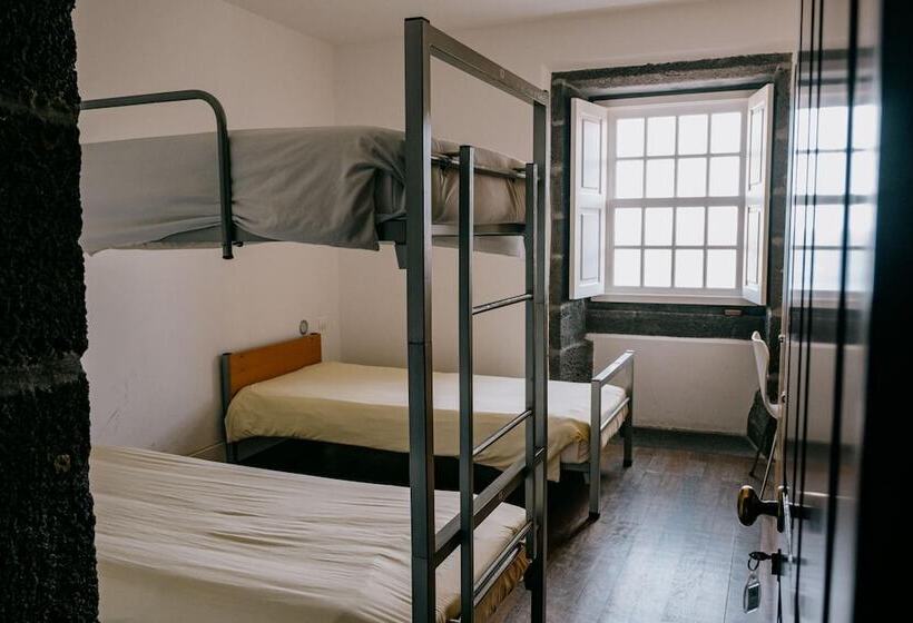 سرير فى غرفة مشتركه, Azores Youth Hostels   Pico