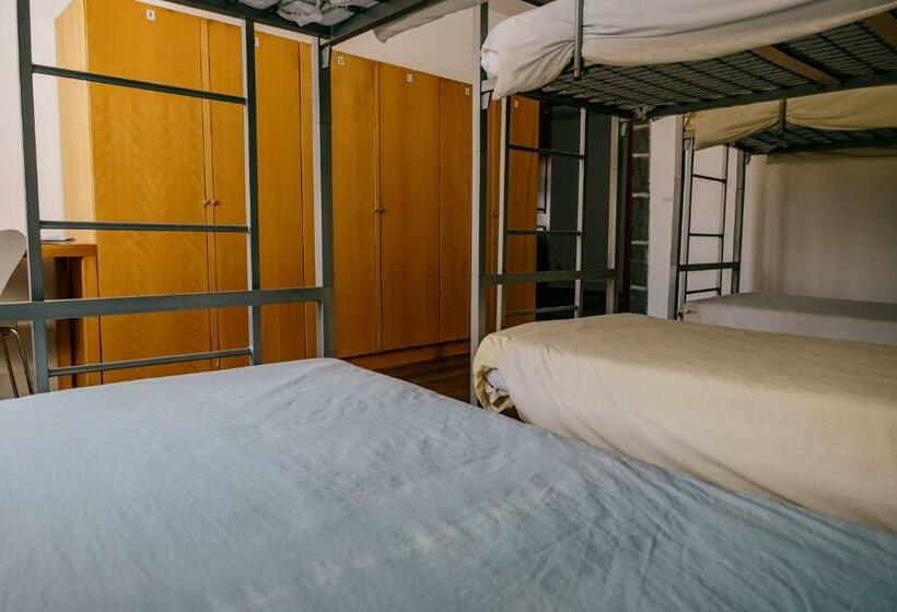 سرير فى غرفة مشتركه, Azores Youth Hostels   Pico