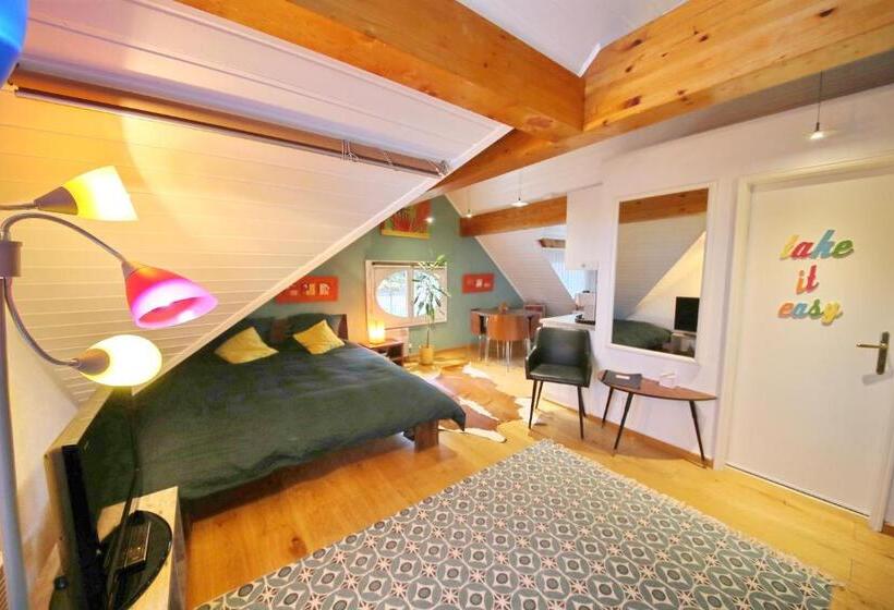 Standard studio with lake view, Corseaux Beach