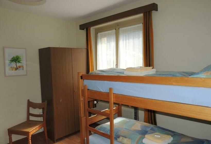 חדר סטנדרטי לארבעה עם חדר אמבטיה משותף, B&b Haus Schönstatt   Self Check In