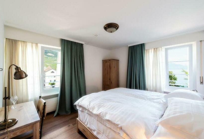 جناح جونيور مطل علي البحيرة, Au Major Davel