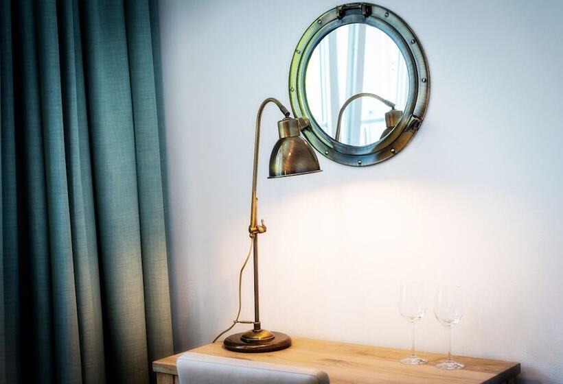 غرفة سوبيريور, Au Major Davel