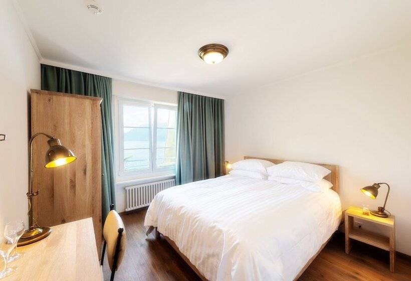 جناح جونيور مطل علي البحيرة, Au Major Davel