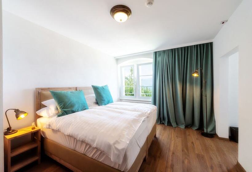 جناح جونيور مطل علي البحيرة, Au Major Davel