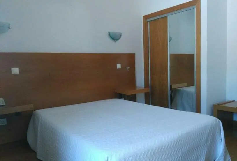 Standard Yhden Hengen Huone, Dom