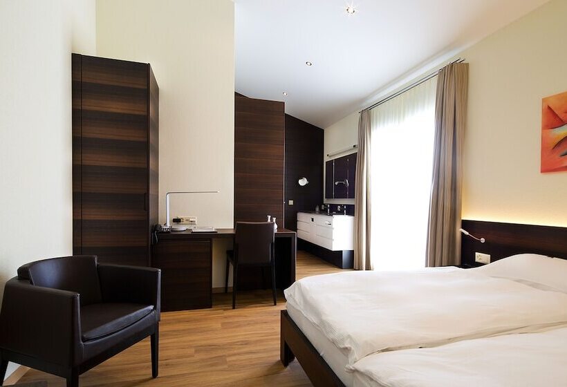 חדר סופריור, Glanis